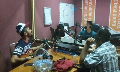 TALK SHOW BERSAMA ARTIS  (DEWA SUGAMA)
