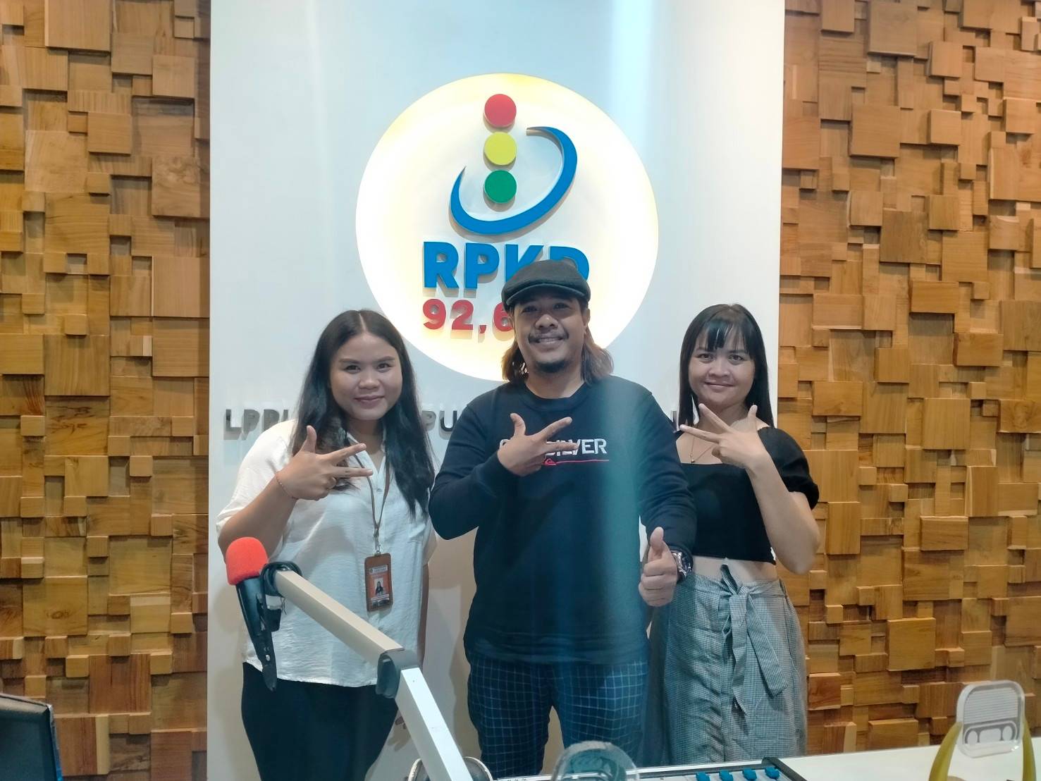 Sejak debut menjadi penyanyi pop Bali mulai dari tahun 2000-an sampai sekarang, Tut Sana telah meril
