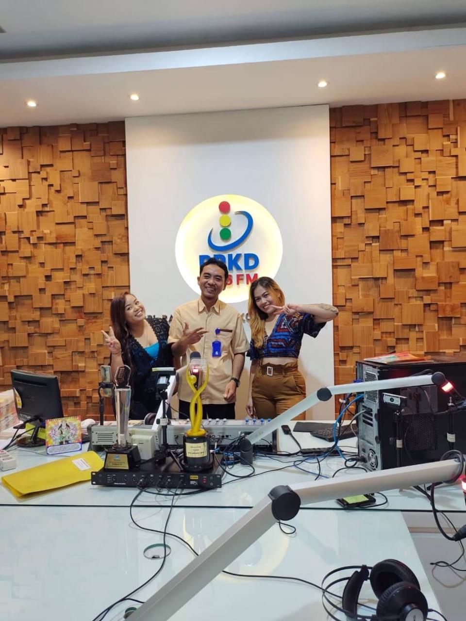 Blantika musik Bali kembali dimeriahkan oleh kehadiran vokal duet Nevi Linchia dan Gex Ning lewat si