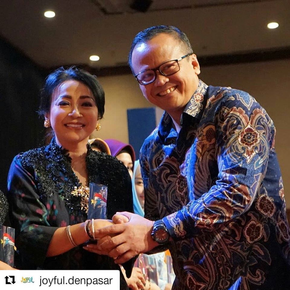 Bunda Paud Kota Denpasar  menerima penghargaan HIMPAUDI Award